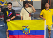 Hugo Chicaiza, Aaron Navia y Steven Galárraga posan con la bandera de Ecuador antes de su participación en el IV Abierto Panamericano de Parkour, que se disputa en San Salvador, El Salvador.