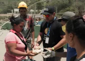 Equipos de World Central Kitchen reparten alimentos a familias y rescatistas en Caraballeda, La Guaira, tras los terremotos.