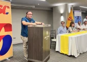 Juan Carlos González interviene ante militantes y adherentes del Partido Social Cristiano y Madera de Guerrero durante su presentación como precandidato a la Prefectura del Guayas.