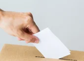 Ciudadano deposita su voto en urna, tras la aprobación del padrón electoral para las elecciones seccionales y del Cpccs 2026.