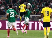 Julián Quiñones (abajo) de México disputa el balón con Angelo Preciado de Ecuador.