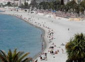 En la imagen de archivo, varias personas disfrutan del sol en una playa de Niza, Francia.