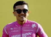 Richard Carapaz, del equipo EF Education–EasyPost, saluda durante la presentación de los equipos del Tour de Francia 2026.