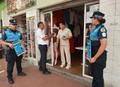 Funcionarios municipales hablaron con dueños de locales en el centro de Guayaquil sobre el cumplimiento de ordenanzas relacionadas a la limpieza del espacio público.