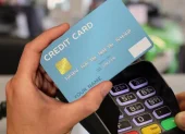 Una persona paga con tarjeta en lugar de usar efectivo.
