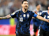 Lionel Messi de Argentina celebra tras marcar el tercer gol de su equipo durante el partido