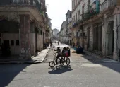 Personas se transportan en un bicitaxi este jueves 2 de julio de 2026 en La Habana (Cuba).
