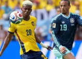 Nilson Angulo de Ecuador disputa el balón con Leroy Sané de Alemania este jueves, en un partido del grupo E del Mundial de la FIFA 2026 entre Ecuador y Alemania en el estadio MetLife de Nueva Jersey.