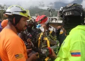 Rescatistas participan en la búsqueda de un niño de 9 años que permanece desde hace nueve días bajo un edificio derrumbado en Caraballeda, La Guaira (Venezuela).