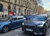 Fotografía de archivo de varios coches que circulan por una calle de París.