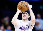 Austin Reaves lanza un tiro libre en un partido de la NBA.