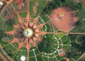 Fotografía, tomada el 28 de febrero de 2026, muestra una vista aérea del Matri Mandir, edificio de gran importancia espiritual para los practicantes del yoga integral, en Auroville.