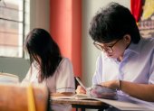 La excelencia académica les abrió las puertas del reconocimiento. Ahora, dos abanderados alzan la voz para pedir un país que apueste por el talento, la educación y el empleo juvenil.