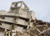 Rescatistas participan en la búsqueda de sobrevivientes tras el doble terremoto del 24 de junio.