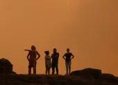 Residentes contemplan el estrago de los incendios en Cercosa, Portugal