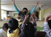 Reforma en Ecuador busca agilizar adopciones y reducir la espera de miles de menores.