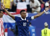 Kylian Mbappe de Francia celebrando su gol de penal ante Paraguay.