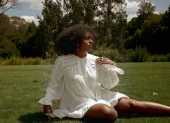 Tras años de alisar su cabello, hoy luce su afro natural como un símbolo de identidad y amor propio.
