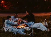 Las cenas y encuentros sociales al aire libre durante la noche ganan terreno como alternativa para socializar de manera cómoda.