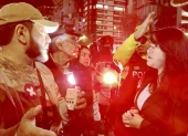 Manifestantes recorrieron el centro de Quito con antorchas y velas para exigir al CNE el avance del trámite de revocatoria del mandato del presidente Daniel Noboa y la vicepresidenta María José Pinto