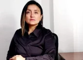 Equipos de rescate buscan a la gobernadora que coordinaba ayuda por lluvias y deslizamientos.