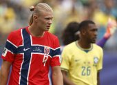 Erling Haaland de Noruega hizo el gol a Brasil.