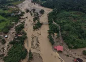 Autoridades de Gobierno se mantiene en la zona afectada tras el desbordamiento del río.