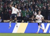 Jude Bellingham (i) celebra uno de sus dos goles este en un partido de los octavos de final del Mundial de la FIFA 2026 entre México e Inglaterra en el estadio Azteca en la Ciudad de México