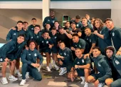 Los jugadores de México posan con los relojes Rolex que posteriormente fueron devueltos por decisión de la Federación Mexicana de Futbol.
