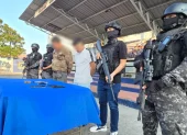 Durante la intervención se logró la aprehensión de dos presuntos responsables y el decomiso de un arma de fuego, municiones, teléfonos móviles y un vehículo.