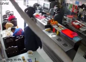 Las cámaras de seguridad captaron el momento en que dos delincuentes armados asaltaron un restaurante del norte de Quito.