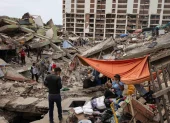 Personas buscan entre los escombros tras el doble terremoto en La Guaira, Venezuela, que dejó más de 3.300 fallecidos y 16.700 heridos.