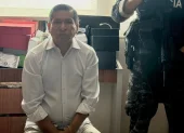 El alcalde de Machala, Darío Macas, custodiado por la Policía Nacional.