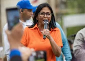 Delcy Rodríguez anuncia cambios en su gabinete mientras continúa la búsqueda de desaparecidos en Venezuela.