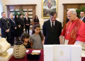 El Papa León XIV durante una reunión con el presidente saliente de Colombia, Gustavo Petro Urrego, en el Vaticano.