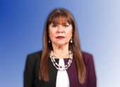 Ella es Celeste Amarilla, senadora de Paraguay.
