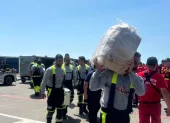 Bomberos de Quito y Guayaquil se trasladaron a Venezuela y la sociedad civil, Iglesia católica, banco de alimentos, empresas privadas, cámara binacional, pronto tejieron una de red de ayuda.