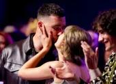 Taylor Swift y Travis Kelce en iHeartRadio Music Awards