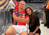 Erling Haaland y su novia, Isabel Haugseng Johansen, tras la victoria de Noruega ante Brasil por los octavos de final del torneo.