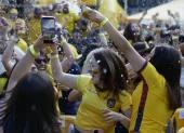Aficionados ecuatorianos celebran la victoria de Inglaterra (3-2) sobre México, que selló la eliminación del conjunto azteca del Mundial de la FIFA 2026.