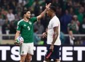 Raúl Jiménez (i) reclama en el partido de México vs. Inglaterra.
