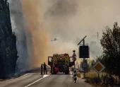Los bomberos luchan contra un incendio forestal que asola el departamento de Pirineos Orientales, en el sur de Francia, cerca de la localidad de Bouleternère, en las proximidades de Perpiñán, el 6 de julio de 2026.