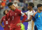 Cristiano Ronaldo es consolado por Lamine Yamal (d), tras la derrota de Portugal ante España.