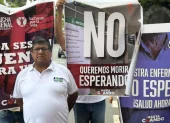Pacientes renales hicieron un plantón en los exteriores de la Gobernación del Guayas.