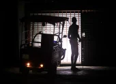 Una persona camina por una calle durante un apagón en La Habana (Cuba).