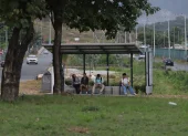 Espera. Los moradores muchas veces deben guardar demasiado tiempo para poder tomar un autobús. Hay zonas donde no hay rutas de transporte público.