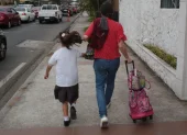 La gobernadora Aurora Valle anunció que 16 unidades educativas de Manta, Montecristi y Jaramijó estarán bajo vigilancia permanente.