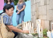 Velas y fotografías en Montañita durante el homenaje a Monika Silva.