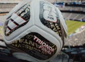 Presentación oficial del balón Trionda Final junto al trofeo de la Copa Mundial de la FIFA.