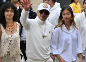 El presidente de Colombia, Gustavo Petro, saluda junto a sus hijas Sofía (izquierda) y Antonella en un centro de votación durante la segunda vuelta de las elecciones presidenciales, en Bogotá, el 21 de junio de 2026.